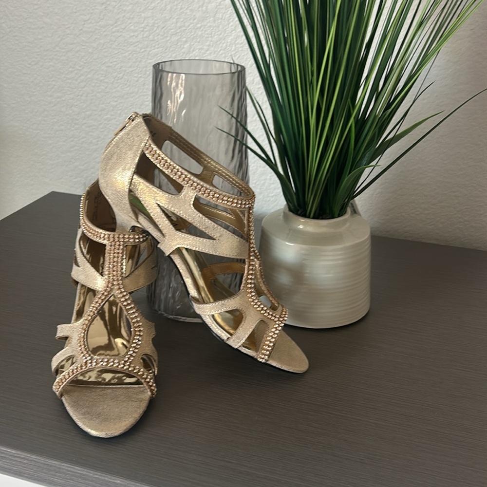 Sandals gold heels Easy street. formal wear. stone embellishment. size 7. NWOT - Picture 5 of 14